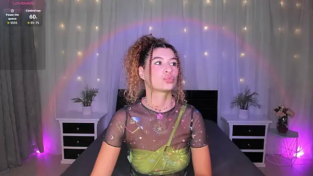 Snapshot of Evolet_Bee chatting on 12/01/25, 01:23 Evolet Bee online show from 12/01/25, 01:23