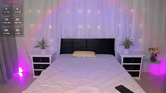 Snapshot of Evolet_Bee chatting on 10/29/25, 02:27 Evolet Bee online show from 10/29/25, 02:27