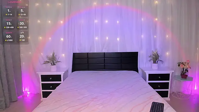 Snapshot of Evolet_Bee chatting on 10/31/25, 02:02 Evolet Bee online show from 10/31/25, 02:02