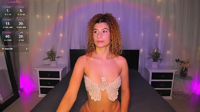 Snapshot of Evolet_Bee chatting on 10/21/25, 01:32 Evolet Bee online show from 10/21/25, 01:32