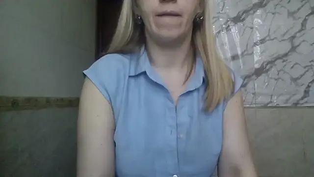 Snapshot of MiyaHottie chatting on 02/16/26, 04:33 MiyaHottie online show from 02/16/26, 04:33