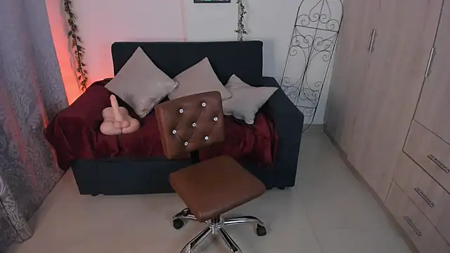 mishelkrave  online show from 10/10/25, 12:22