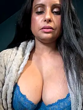 Snapshot of Angelaarayexx chatting on 10/15/25, 12:02 Angelaarayexx online show from 10/15/25, 12:02