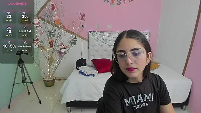 Snapshot of sofi_san chatting on 12/05/25, 02:04 sofi san online show from 12/05/25, 02:04