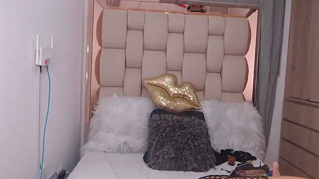 emarosse1 online show from 10/15/25, 01:48