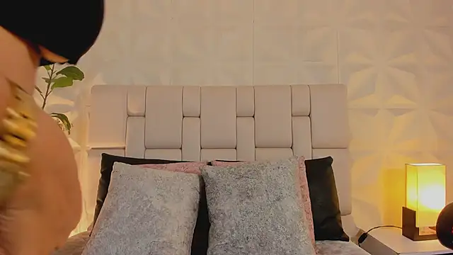 scarlettadams   online show from 12/15/25, 12:00