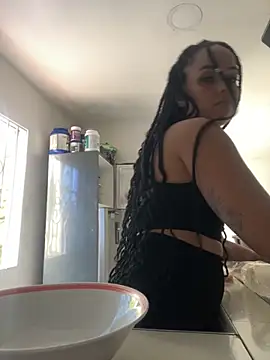 Samara Hadi  online show from 10/28/25, 05:45