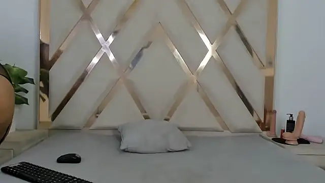 Snapshot of arielasm chatting on 11/19/25, 12:05 arielasm online show from 11/19/25, 12:05