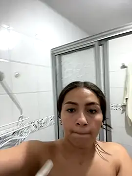 Snapshot of Alyha_Cortes chatting on 10/17/25, 12:18 Alyha Cortes online show from 10/17/25, 12:18