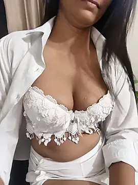 Snapshot of Shalu_G chatting on 06/27/26, 05:35 Shalu G online show from 06/27/26, 05:35
