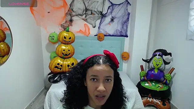 Snapshot of michel_rous_ chatting on 10/26/25, 02:17 michel rous online show from 10/26/25, 02:17