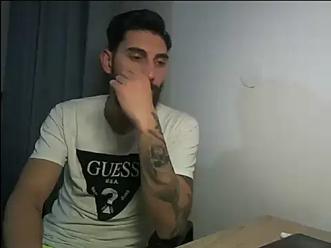 Snapshot of Alexgrc13 chatting on 10/11/25, 10:11 Alexgrc13 online show from 10/11/25, 10:11