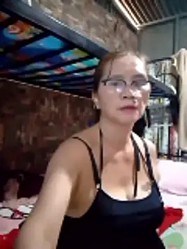 Snapshot of SexyHottMom chatting on 05/17/26, 01:38 SexyHottMom online show from 05/17/26, 01:38