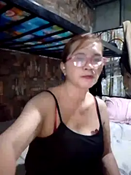 Snapshot of SexyHottMom chatting on 05/13/26, 02:02 SexyHottMom online show from 05/13/26, 02:02