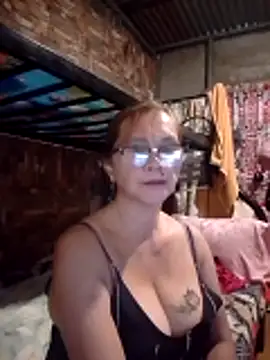 Snapshot of SexyHottMom chatting on 06/02/26, 01:11 SexyHottMom online show from 06/02/26, 01:11