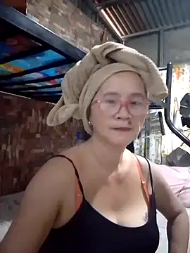 Snapshot of SexyHottMom chatting on 05/13/26, 01:01 SexyHottMom online show from 05/13/26, 01:01