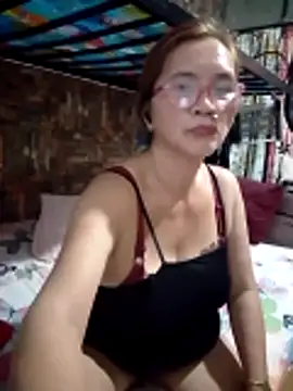 Snapshot of SexyHottMom chatting on 05/15/26, 12:08 SexyHottMom online show from 05/15/26, 12:08