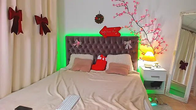 NikkiBustt online show from 12/22/25, 08:53