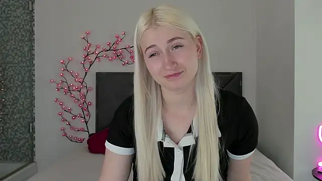 HollyTailors online show from 03/22/26, 01:34