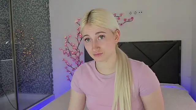 HollyTailors online show from 03/15/26, 01:07