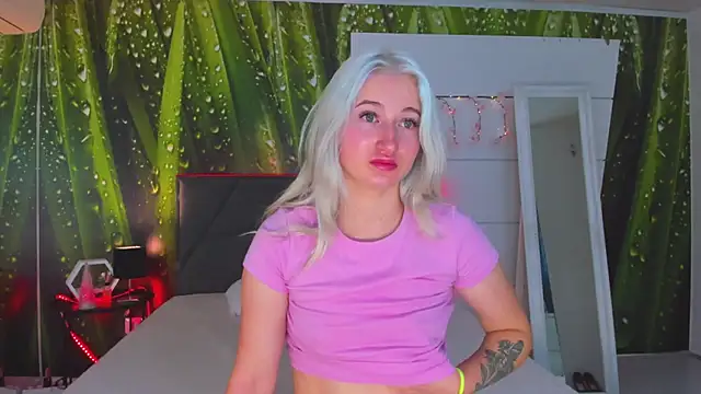 HollyTailors online show from 10/26/25, 06:47