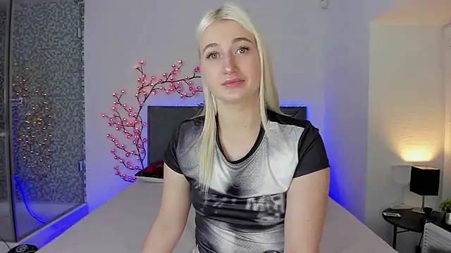 HollyTailors online show from 12/15/25, 01:28