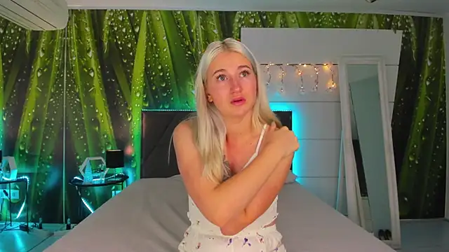 HollyTailors online show from 10/23/25, 05:28