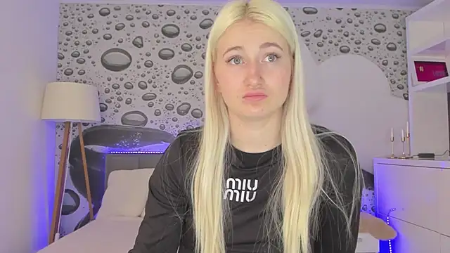 HollyTailors online show from 03/28/26, 01:23