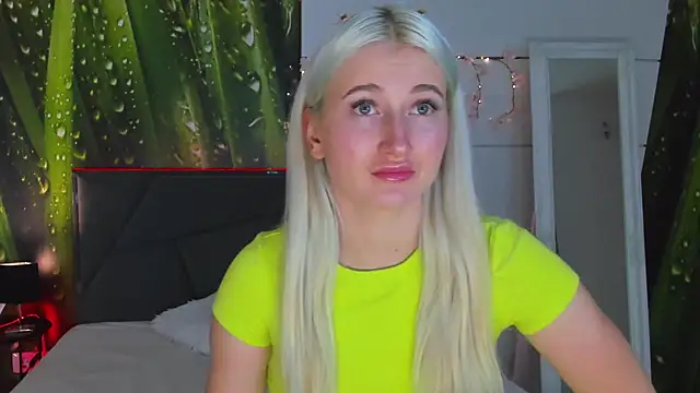 HollyTailors online show from 10/22/25, 12:04