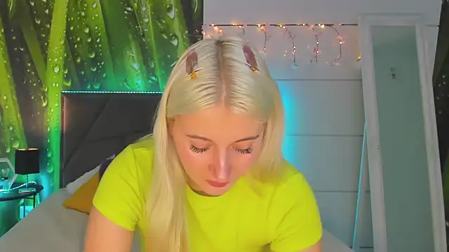 HollyTailors online show from 11/06/25, 06:17