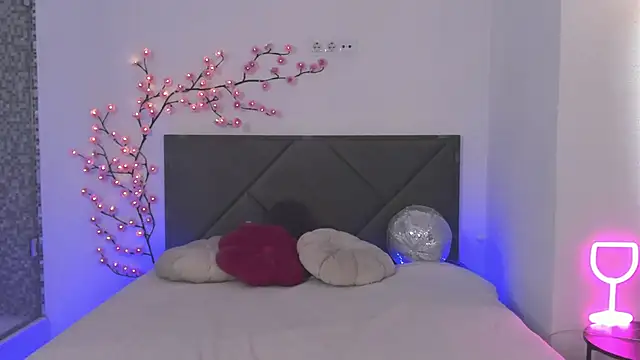 HollyTailors online show from 04/14/26, 12:21