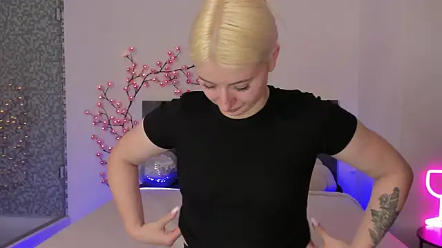 HollyTailors online show from 04/11/26, 12:42