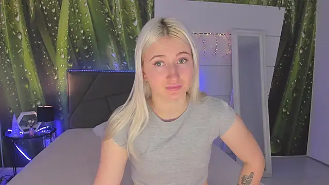 HollyTailors online show from 02/23/26, 06:25