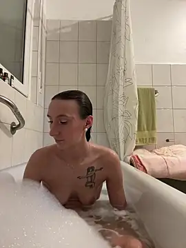 Emilia Mausi online show from 12/14/25, 07:52