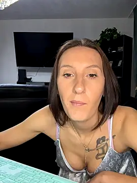 Emilia Mausi online show from 11/22/25, 08:08