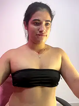 Snapshot of alice_shyness chatting on 10/24/25, 04:17 alice shyness online show from 10/24/25, 04:17