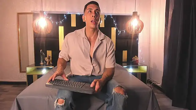 Snapshot of Lucio__Fox chatting on 12/15/25, 12:00 Lucio Fox online show from 12/15/25, 12:00