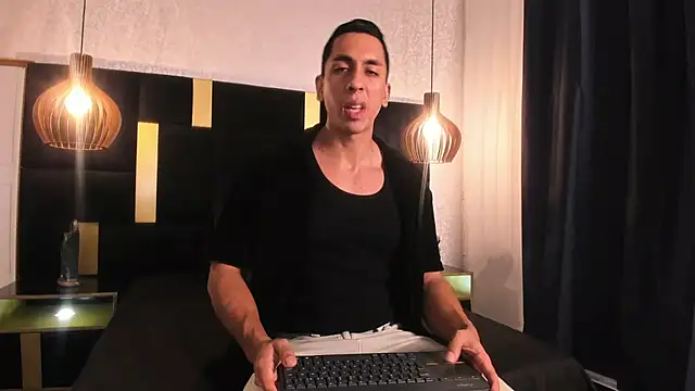 Snapshot of Lucio__Fox chatting on 04/21/26, 12:01 Lucio Fox online show from 04/21/26, 12:01
