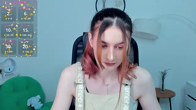 Snapshot of EasterBlink chatting on 12/18/25, 10:30 EasterBlink online show from 12/18/25, 10:30