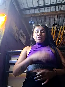 Snapshot of CAROLINE__07 chatting on 09/13/25, 01:05 CAROLINE 07 online show from 09/13/25, 01:05