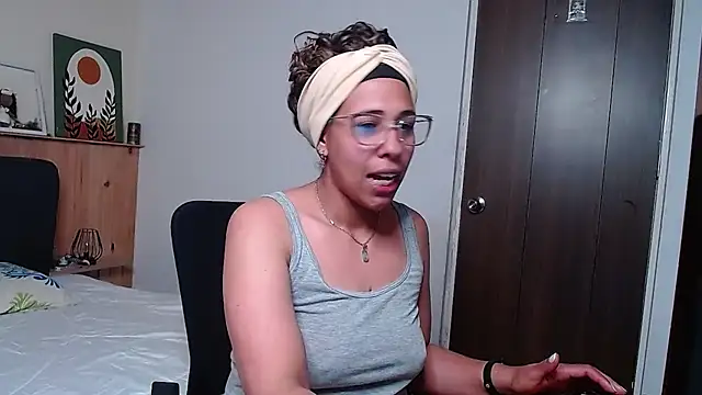 IVONNE COLLINS33 online show from 09/23/25, 03:02