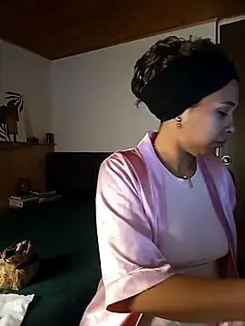 IVONNE COLLINS33 online show from 12/04/25, 10:25