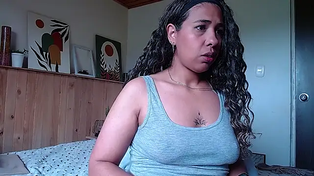 IVONNE COLLINS33 online show from 10/05/25, 01:35