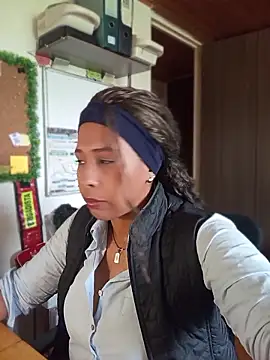 IVONNE COLLINS33 online show from 04/13/26, 03:27