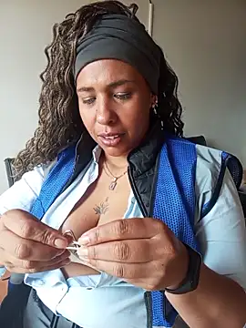 IVONNE COLLINS33 online show from 04/15/26, 03:27