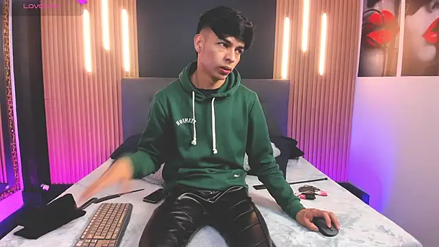 Snapshot of OnlyJos chatting on 12/17/25, 06:46 OnlyJos online show from 12/17/25, 06:46