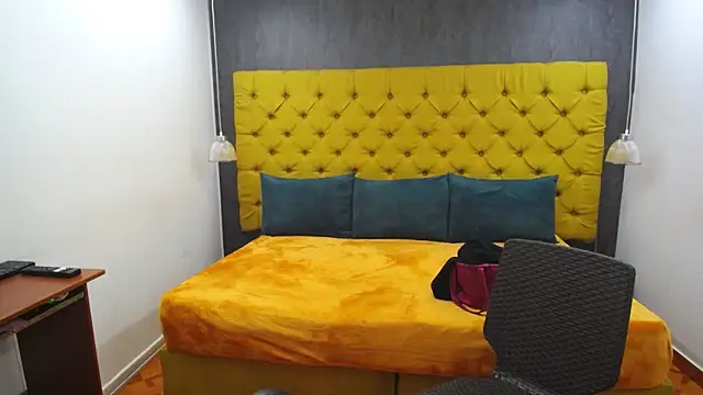 LADY-IN-BLACK online show from 12/13/25, 08:04