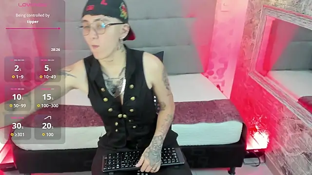 Snapshot of emahills__axelrose chatting on 10/17/25, 02:15 emahills axelrose online show from 10/17/25, 02:15