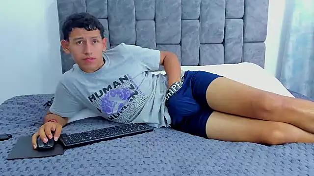 Snapshot of Felipe_Gonzales chatting on 10/10/25, 12:39 Felipe Gonzales online show from 10/10/25, 12:39
