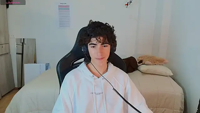 Nude Boy18 online show from 02/15/26, 01:06